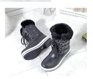 Vue détaillée de bottes de neige noires à lacets avec fourrure et semelles blanches