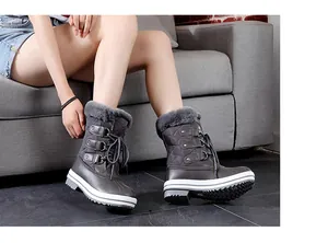 Bottes de neige grises fourrées pour femmes avec design matelassé et semelles blanches