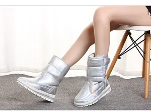 Gedetailleerd zijaanzicht van zilveren holografische snowboots met wollen voering