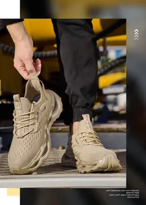 Detalle de zapatos de seguridad caqui transpirables con protección anti-perforación