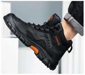 Vue détaillée d'une botte de sécurité noire montante respirante avec des accents orange.