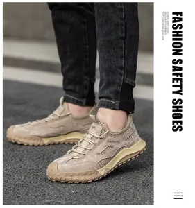 Vue latérale de chaussures de sécurité kaki respirantes portées en extérieur