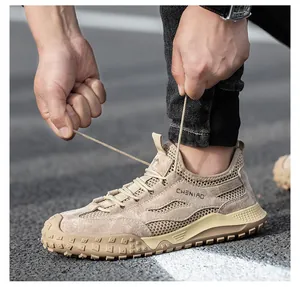 Vue détaillée de chaussures de sécurité kaki respirantes avec semelle en caoutchouc