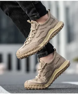 Vue détaillée du mesh respirant et du daim robuste sur ces chaussures de sécurité de couleur kaki