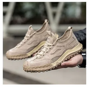 Détail de chaussures de sécurité kaki respirantes avec maille et semelle renforcée