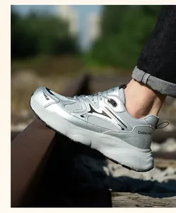 Primer plano detallado de zapatos de seguridad plateados y transpirables en la vía