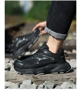 Detalle de zapatos de seguridad negros transpirables con protección antiperforación