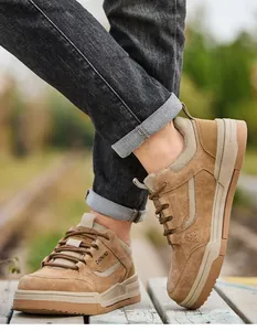 Primer plano de los zapatos de seguridad transpirables marrones con puntera de acero.