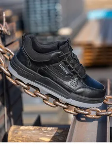 Zapatos de seguridad duraderos para hombre con puntera de acero en entorno industrial