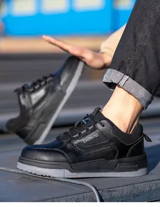 Detalle de zapatos de seguridad negros duraderos con punta de acero para hombres al aire libre