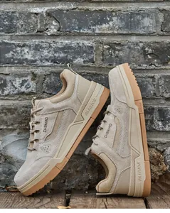 Vista detallada de zapatos de seguridad caqui con puntera de acero y protección.