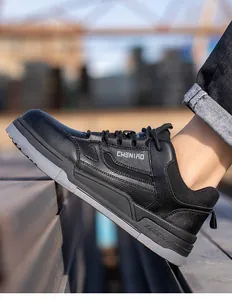 Vista lateral detallada de zapato de seguridad de cuero negro con suela antiperforación