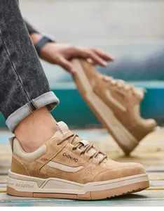 Primer plano de zapatos de seguridad de ante caqui para hombre con suela