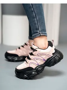 Vista detallada de zapatos de seguridad rosas para mujer con puntera de acero y malla.