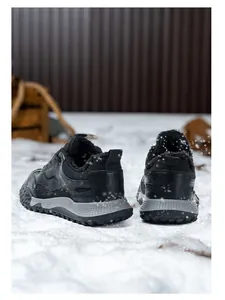 Vista trasera de zapatos de seguridad de invierno con forro de piel sintética
