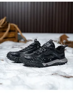 Detalle de las botas de seguridad de cuero negro con forro de piel cálida en la nieve