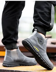Gedetailleerd overzicht van grijze hoge veiligheidswerkschoenen met antislip rubberen zolen.
