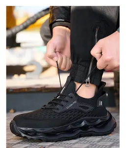 Detalle de zapatos de seguridad negros transpirables con punta de acero