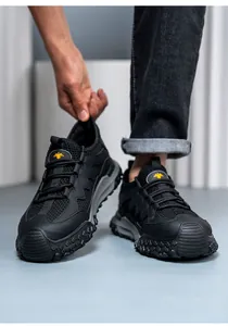 Gros plan de chaussures de sécurité noires respirantes avec semelle antidérapante