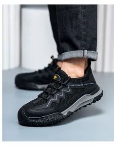 Vue détaillée de chaussures de sécurité respirantes pour hommes avec embout de protection.