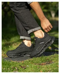 Detalle de zapatos de seguridad negros transpirables para hombre usados en exteriores