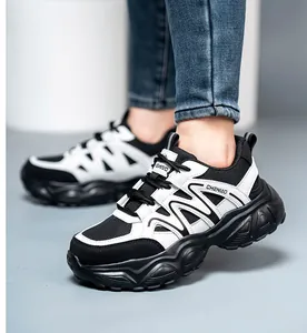 Primer plano de zapatos de seguridad transpirables en blanco y negro con punta de acero