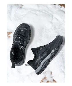 Primer plano de zapatos de seguridad negros aislados en nieve blanca para el invierno
