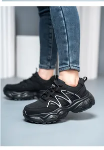 Vista lateral detallada de zapatos de seguridad negros transpirables para mujer
