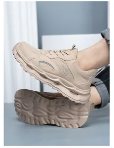 Primer plano detallado de zapatos de trabajo de seguridad transpirables caqui para hombre