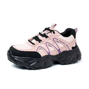Zapatos de seguridad rosados para mujer con puntera de acero y suela antipinchazos.