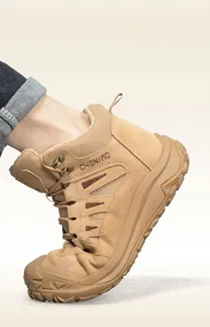 Detalle que muestra la flexibilidad de las botas de seguridad de gamuza para hombres.