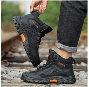 Vue détaillée de bottes de sécurité hautes noires durables avec des touches orange