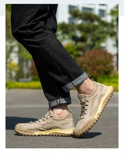 Nahaufnahme von atmungsaktiven Herren-Sicherheitsschuhen in Khaki mit Mesh
