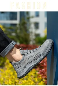 Detailansicht grauer, atmungsaktiver Sicherheitsarbeitsschuhe für Herren mit Mesh-Design.