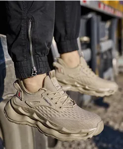 Perfil lateral de zapatillas de seguridad caqui con suela ondulada y malla transpirable