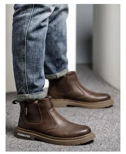 Vista lateral de botas de trabajo de seguridad de cuero marrón para hombres en modelo