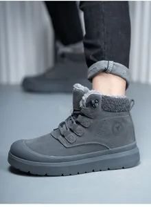 Detailansicht des warmen Pelzfutters und des robusten Wildleders der Sicherheitsstiefel
