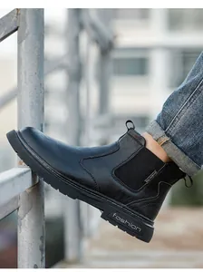 Vista detallada de botas de seguridad negras para hombre con suelas de goma duraderas
