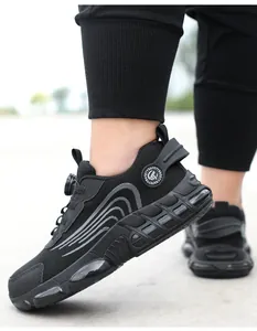 Vue détaillée de la chaussure de sécurité noire avec système de laçage à bouton