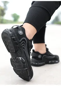 Vue détaillée de la semelle antidérapante durable et du profil latéral des chaussures de sécurité