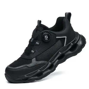 Vista de detalle de zapatos de seguridad negros transpirables con hebilla giratoria