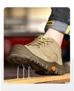 Detalle de zapato seguridad kaki mostrando protección antipinchazos sobre clavos