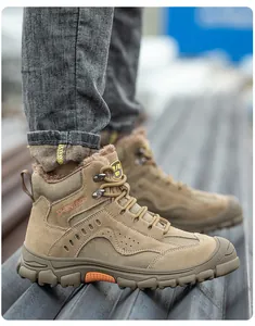 Détail de la vue latérale des chaussures de sécurité isolées kaki avec texture daim