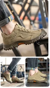 Vistas detalladas de zapatos de seguridad caqui duraderos en una obra de construcción