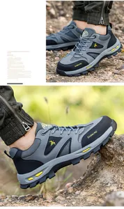 Primer plano de zapatos de seguridad transpirables para hombre con suelas antiperforación