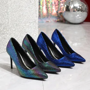 Vue détaillée d'escarpins à talons aiguilles pointus scintillants bleu et irisé à écailles.