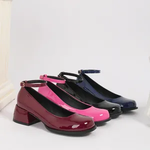 Vue détaillée des escarpins Mary Jane en cuir verni brillant avec talons épais et brides.