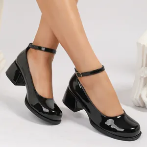Vue détaillée des escarpins en cuir verni noir à talons carrés et bride cheville