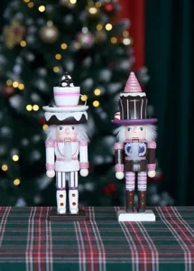 Nahaufnahme von 25 cm hölzernen Nussknackern mit Dessert-Cupcake-Weihnachtsdesign