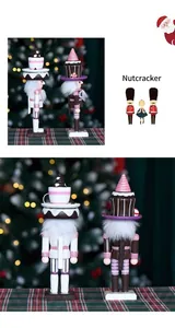 Detailansicht der hölzernen Nussknacker im Dessert-Design mit Kuchen- und Cupcake-Hüten.